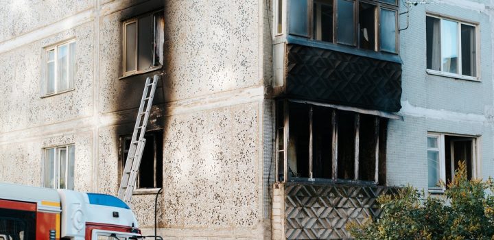 Il met le feu à son appartement et enferme sa compagne à l’intérieur : la femme meurt en sautant du 3e étage
