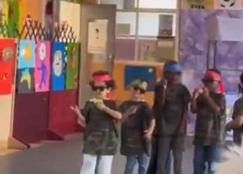 Des enfants en tenue militaire et arborant des pistolets factices lors d’un spectacle de fin d’année à Montreuil.