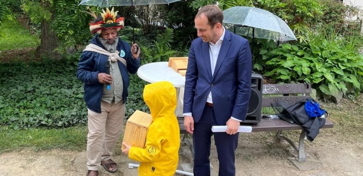 À Montreuil, le chef papou défenseur de la forêt primaire est venu inaugurer des… nichoirs à oiseaux