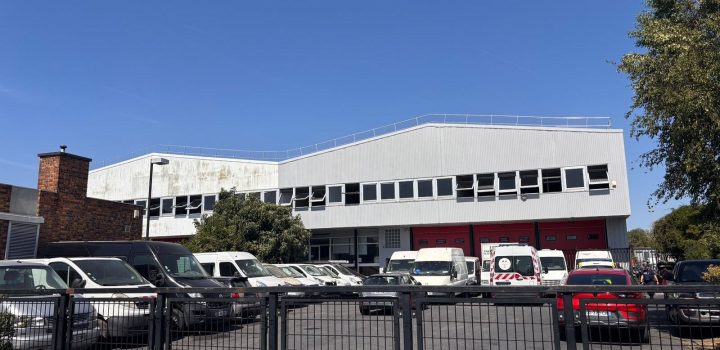 « Les pompiers étaient là toute la nuit » : un incendie ravage une fourrière à Montreuil, des véhicules endommagés